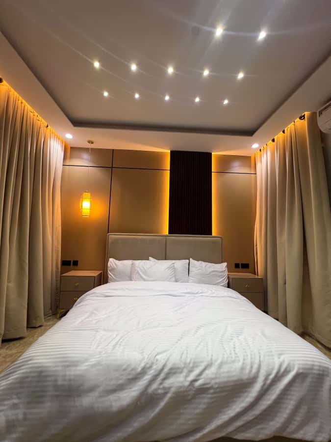 3 bed 230k per night